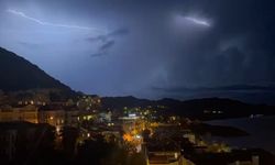 Antalya Kaş’ta şimşek fırtınası gökyüzünü aydınlattı, doğa adeta görsel bir şölen sundu