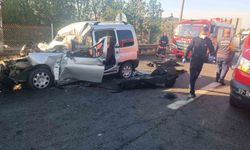 Tarsus Mersin Otoyolunda Feci Kaza: Hafif Ticari Araç Kamyona Çarptı, 3 Kişi Hayatını Kaybetti, 3 Kişi Ağır Yaralı