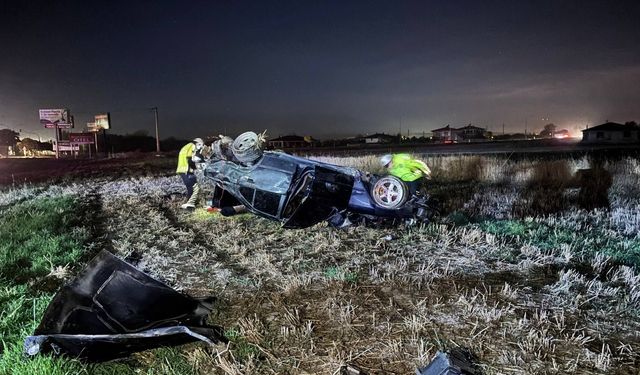 Erzincan’da Geceyi Korku Sardı: Kontrolden Çıkan Otomobil Takla Attı, 2 Kişi Yaralandı