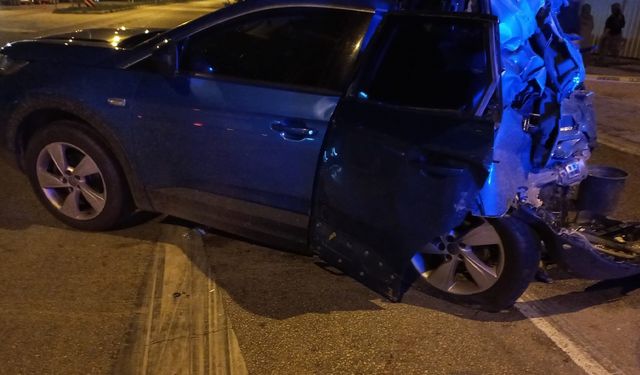 Balıkesir Susurluk-Bandırma karayolunda otomobil tıra çarptı: 1 kişi öldü, 1 kişi yaralandı