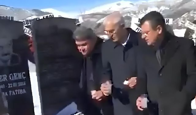 Özgür Özel’in Kamer Genç'in Mezarında Rakı İçerken Görüntüleri Sosyal Medyada Gündem Oldu