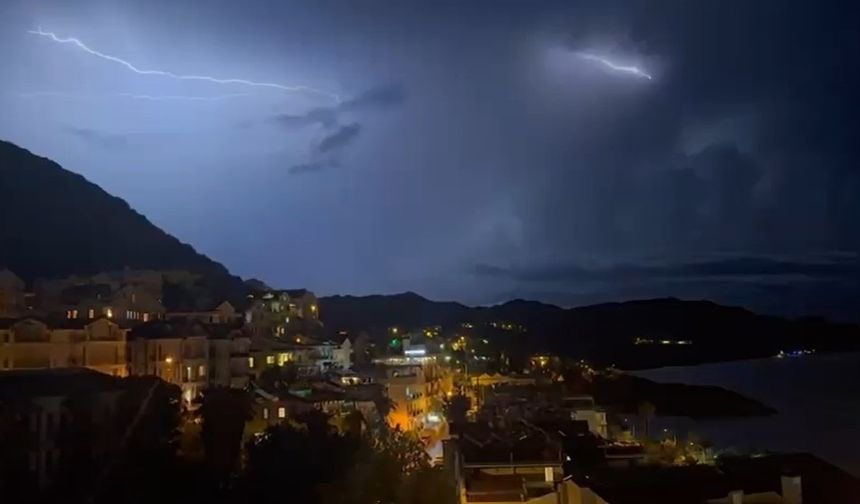 Antalya Kaş’ta şimşek fırtınası gökyüzünü aydınlattı, doğa adeta görsel bir şölen sundu