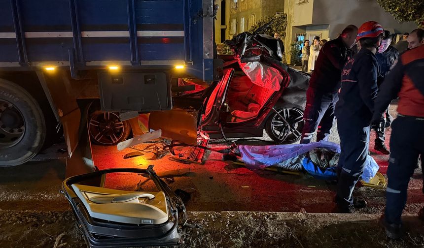 Adana Yüreğir’de Kamyona Arkadan Çarpan Otomobilde Sürücü Emin Momyak Hayatını Kaybetti