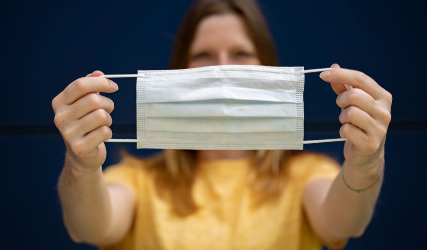 Maske Geri Mi Geliyor? İspanya Grip Patladı, Yeni Protokolle Tedbirler Artıyor!