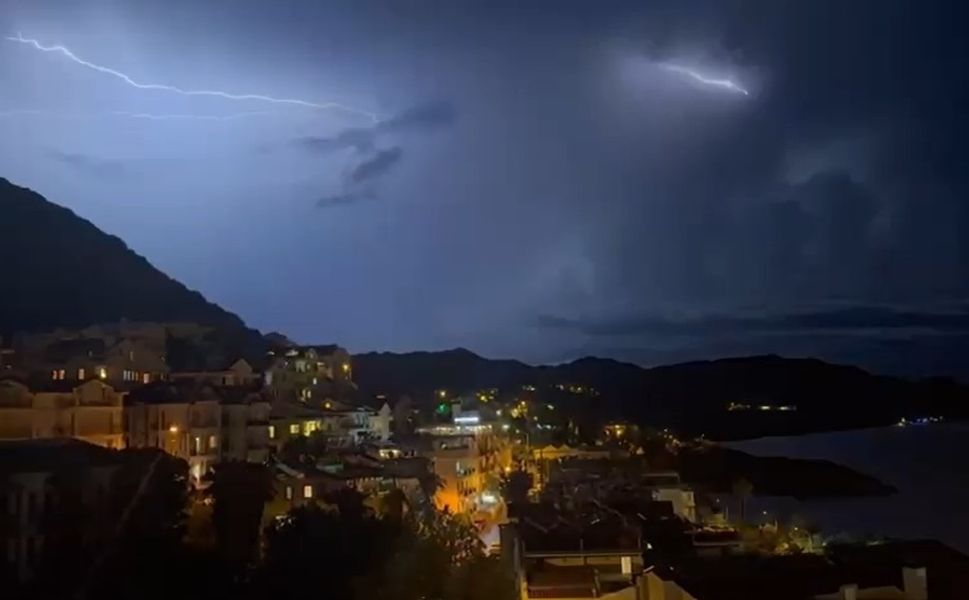 Antalya Kaş’ta şimşek fırtınası gökyüzünü aydınlattı, doğa adeta görsel bir şölen sundu