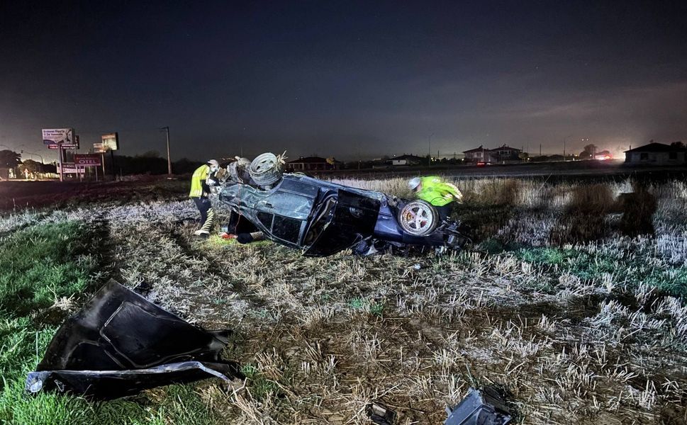 Erzincan’da Geceyi Korku Sardı: Kontrolden Çıkan Otomobil Takla Attı, 2 Kişi Yaralandı