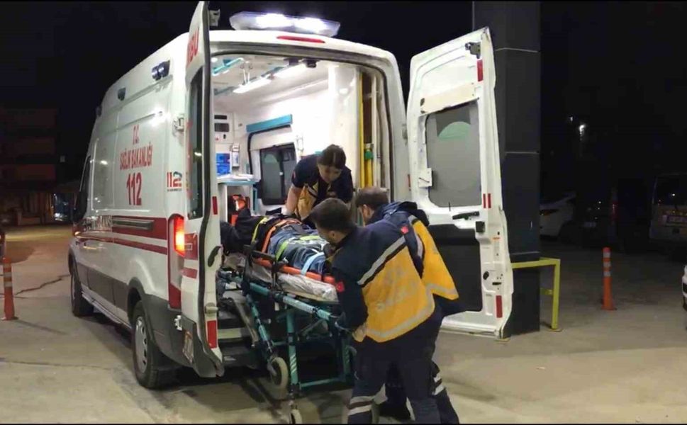 Samsun Kavak'ta Trafik Kazası | Tır Otomobile Çarptı: 4 Yaralı Kavak Devlet Hastanesi’ne Kaldırıldı